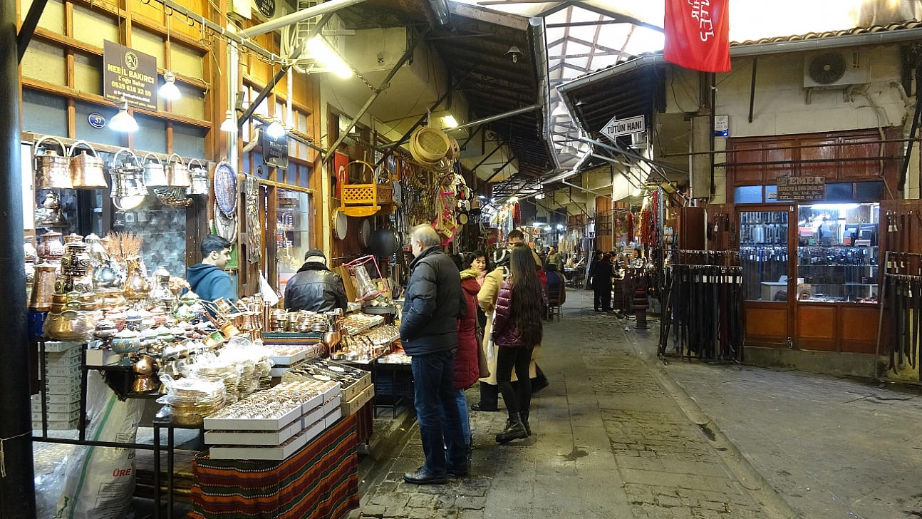 Kar yağışı tarihi çarşıları sessizliğe bürüdü