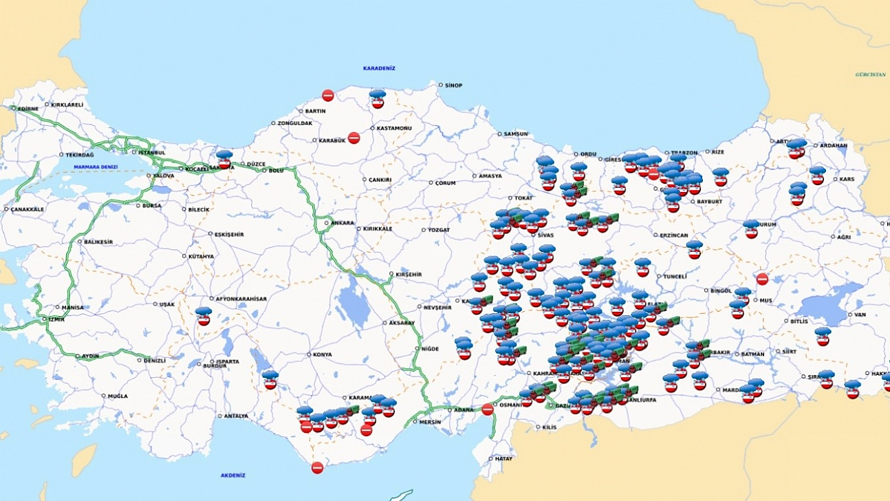 Kar yağışı ülkenin doğusunda ulaşımı felç etti