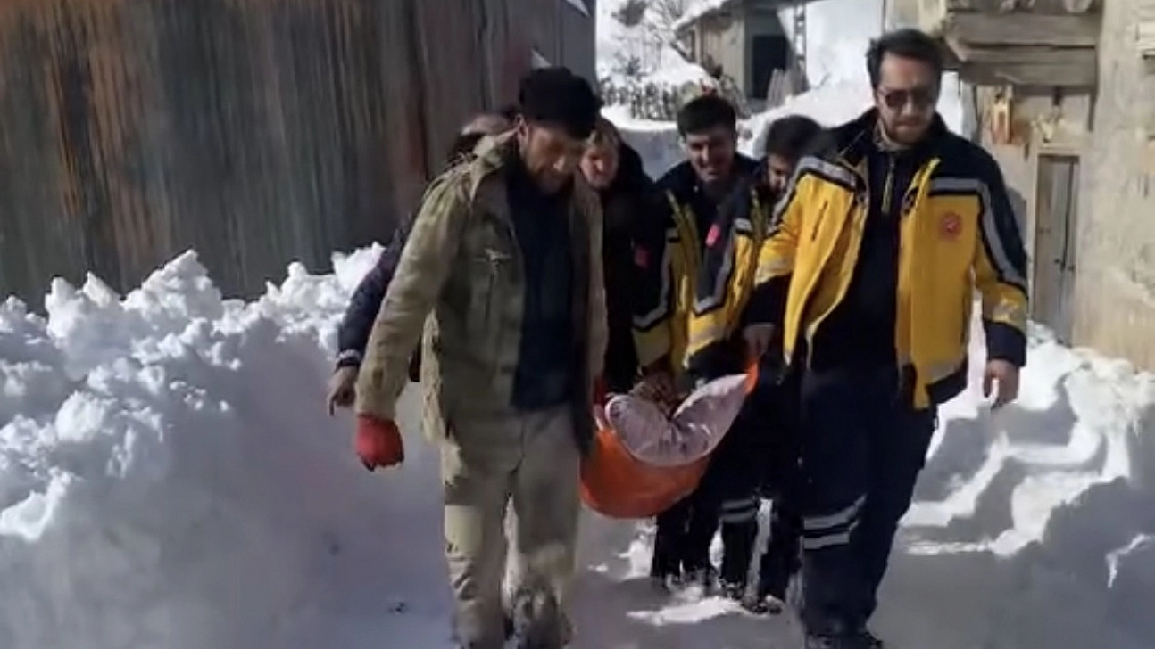 Karla Mücadelede İnsan Zinciri: 86 Yaşındaki Hasta Zamanla Yarıştı