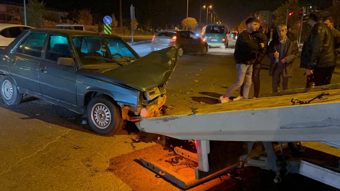 Kavşakta otomobile çarptı, karşı yola geçti: 2 yaralı