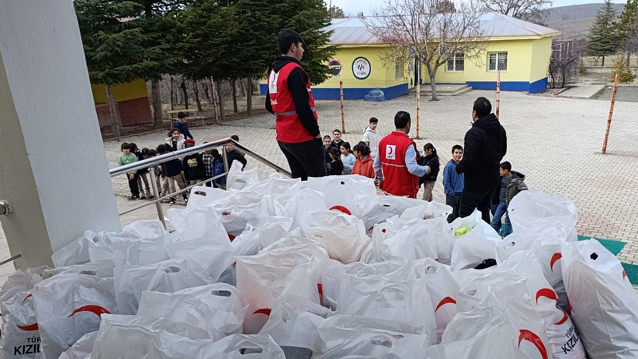 Köy okullarına kıyafet desteği