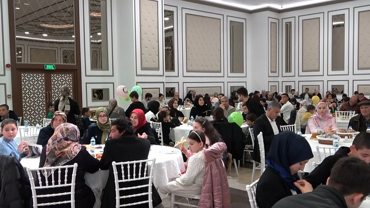 Kutsal topraklardan dönen öğrenciler için yemek programı düzenlendi