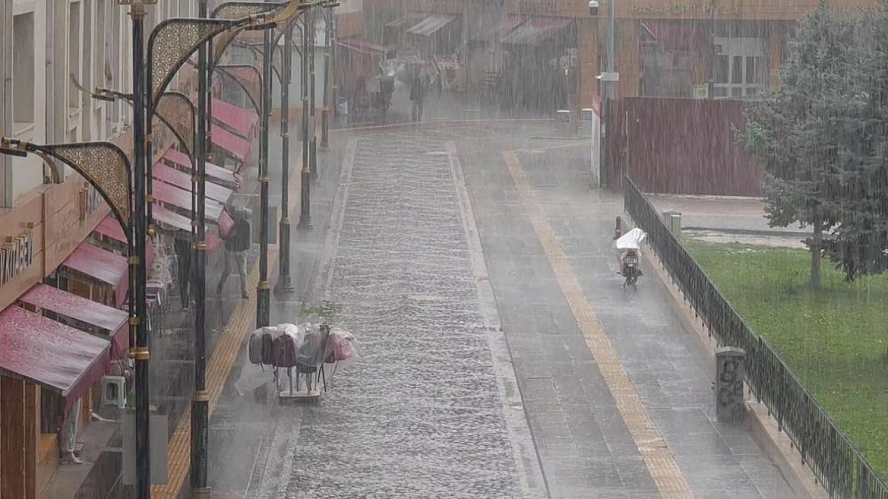 Kuvvetli sağanak maddi hasara yol açtı