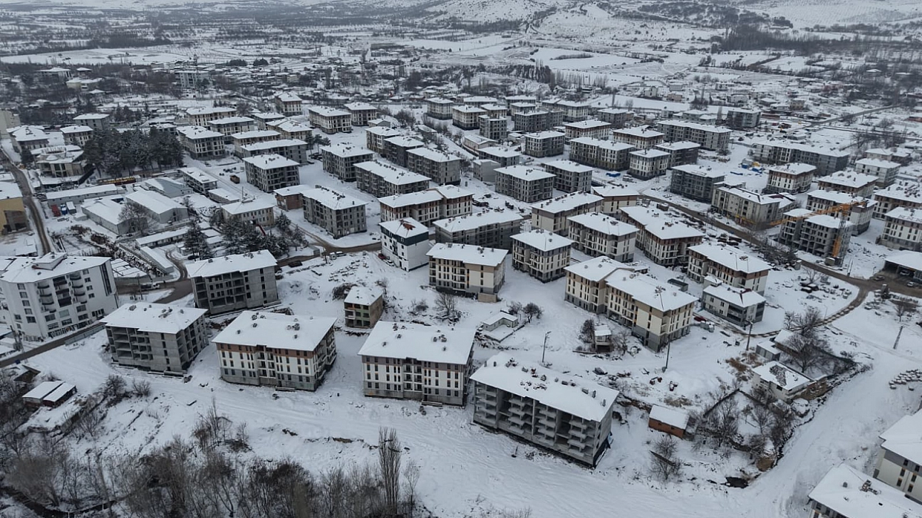 Malatya beyaza büründü: Kar yağışı kartpostallık manzaralar oluşturdu
