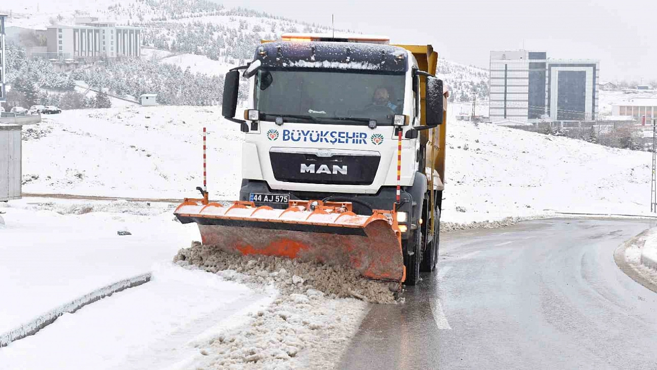 Malatya Büyükşehir Belediyesi'nden yoğun kar mesaisi