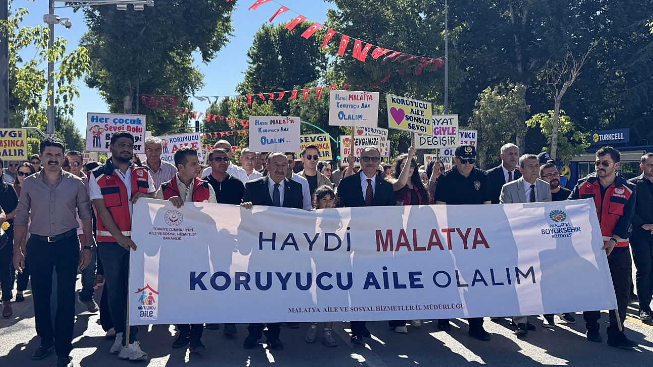 Malatya'da bir çocuğun elinden tutmak için yürüdüler
