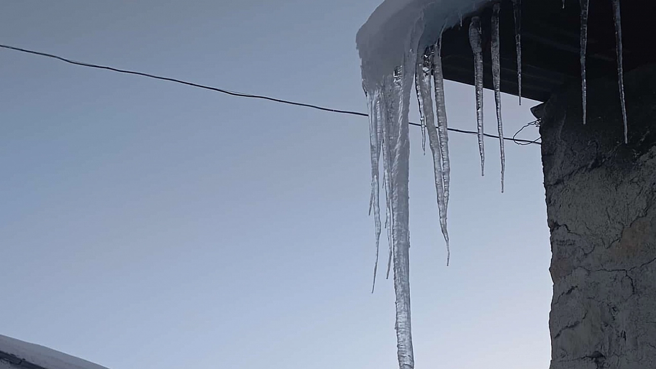 Malatya'da Kış Sert Yüzünü Gösterdi: Çatılardan 2 Metrelik Buz Sarkıtları Sarktı