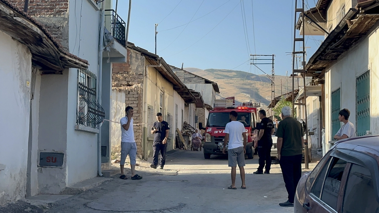 Malatya'da depremde 2 katlı evin duvarı çöktü