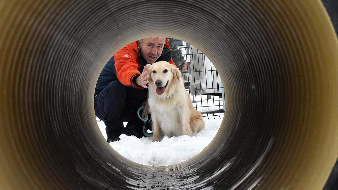 Malatya'da enkaz altındaki 6 kişinin umudu oldu! Yeni görevlere hazırlanıyor…