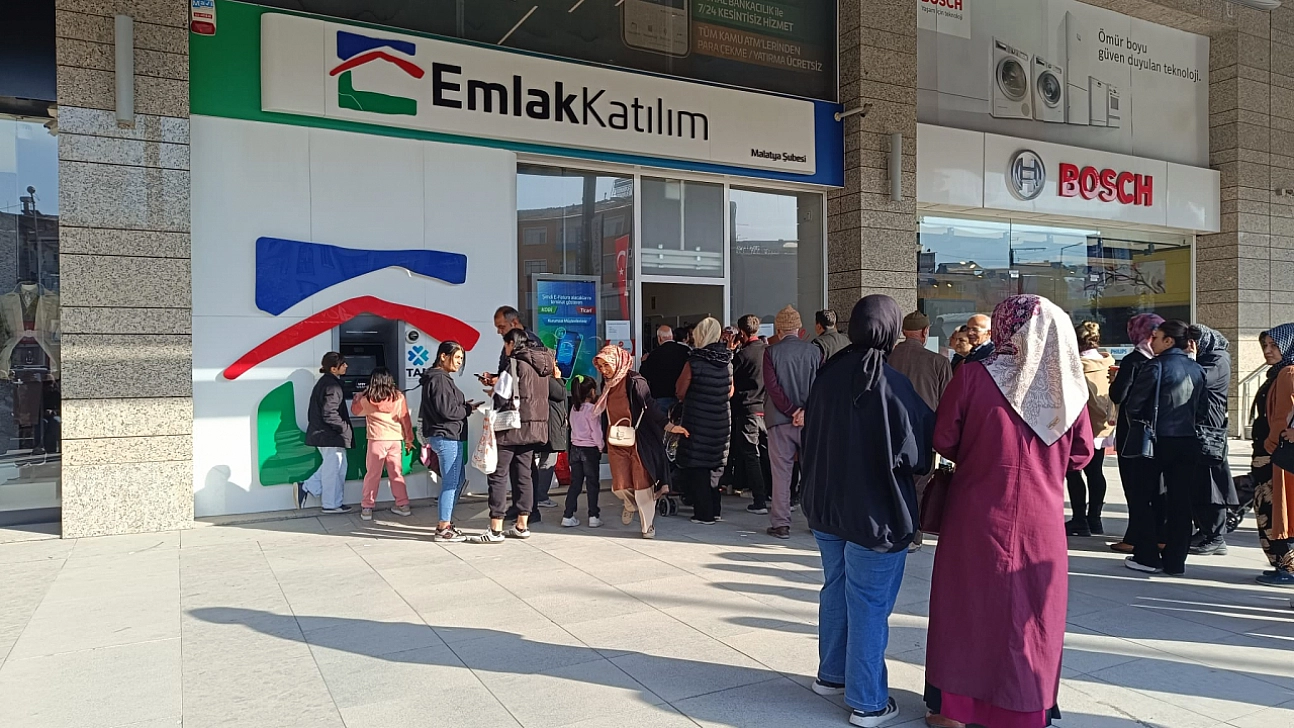 Malatyalılar 'Ev'lenme umuduyla saatlerce kuyrukta beklediler: Mesai saatleri değiştirildi