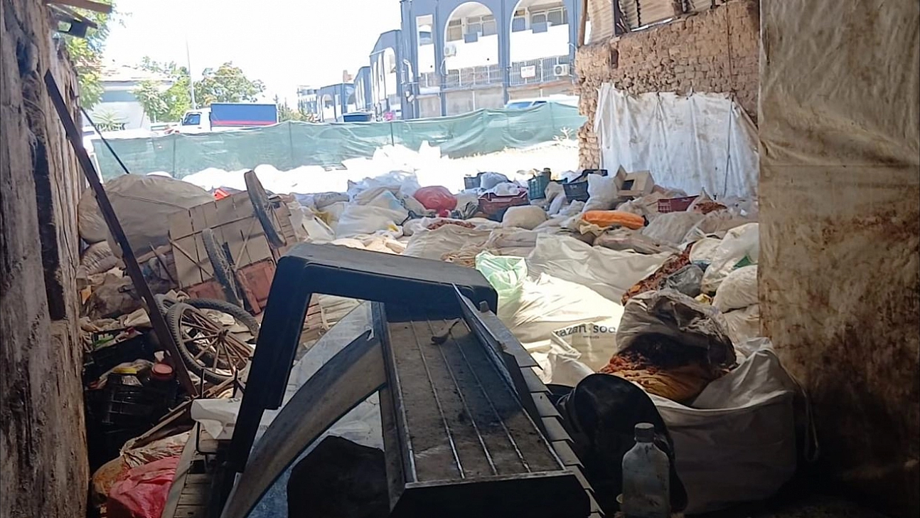 Malatya'da Hindistan'ı aratmayan görüntü: Hurdaların arasında kayısı depolamışlar!
