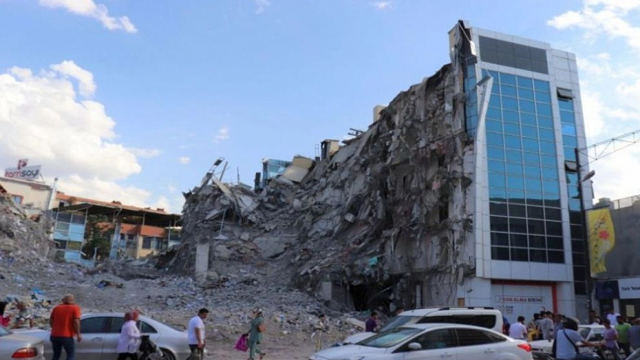 Malatya'da Kamu Binalarını Kim Yıktırdı? Mahkeme YİKOB'tan Yanıt Bekliyor!