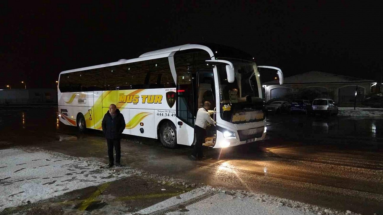 Malatya'da kar yağışı seferleri durdurdu