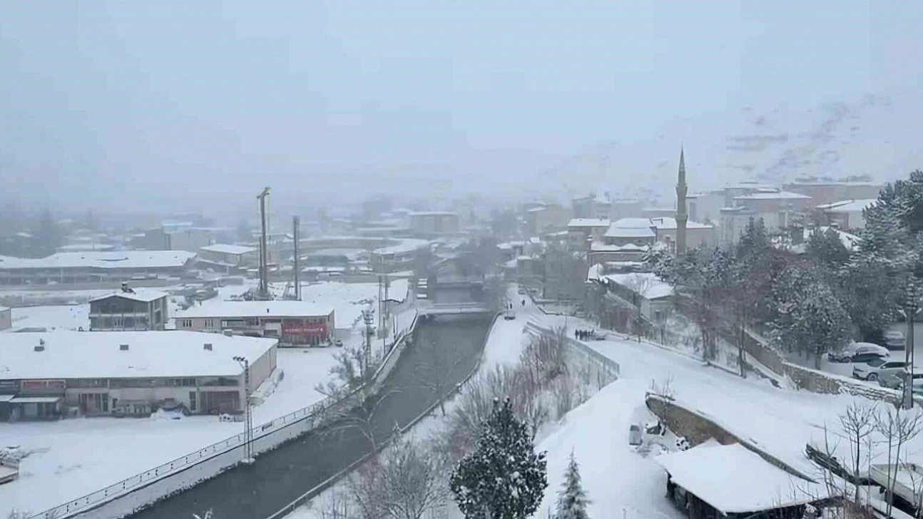 Malatya beyaza büründü: Ulaşım aksadı