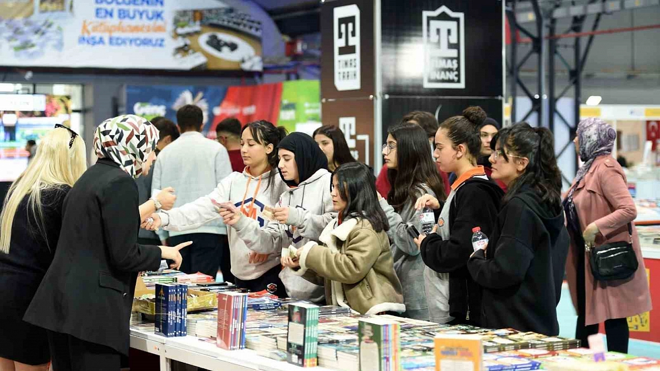 Yüzlerce yazar ve yayınevi Malatya'da kitapseverlerle buluştu