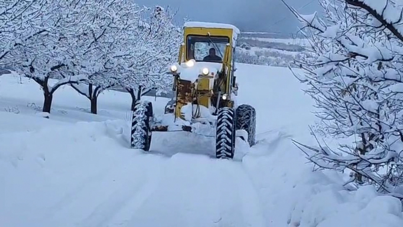Malatya'da tipi ve karla mücadele sürüyor: Belediye ekipleri 7/24 sahada