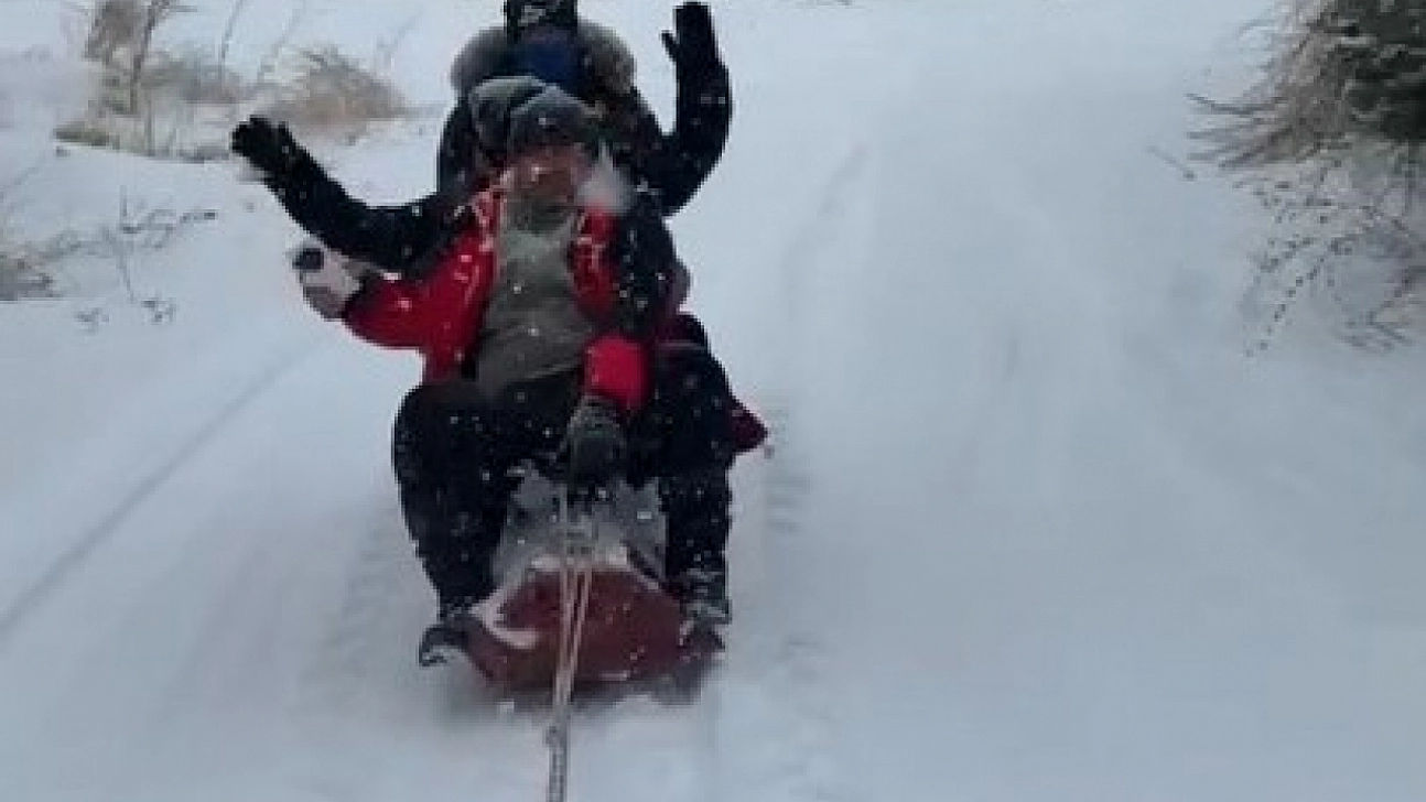 Traktör arkasında karda 'sörf'