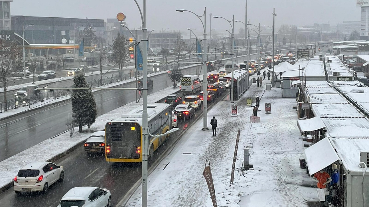 Malatya kara teslim: Çevre Yolu'nda trafik kilitlendi