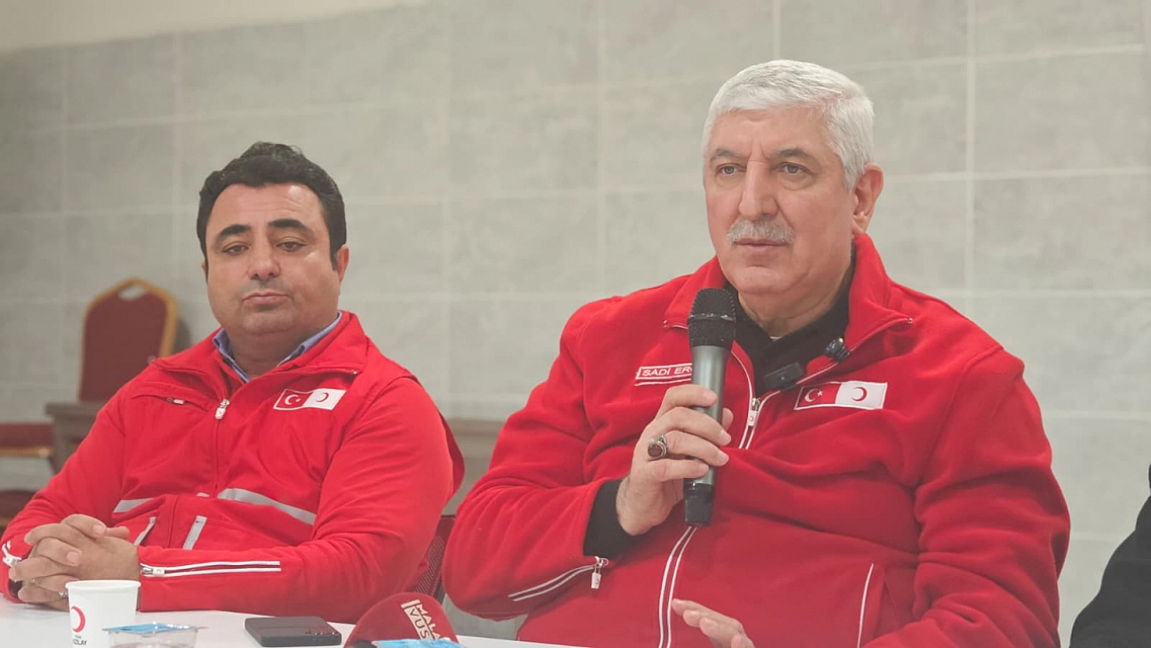 Malatyalı Çiftçiye Kızılay Desteği | Kayısıya Alternatif Çilek Bahçeleri Kuruluyor