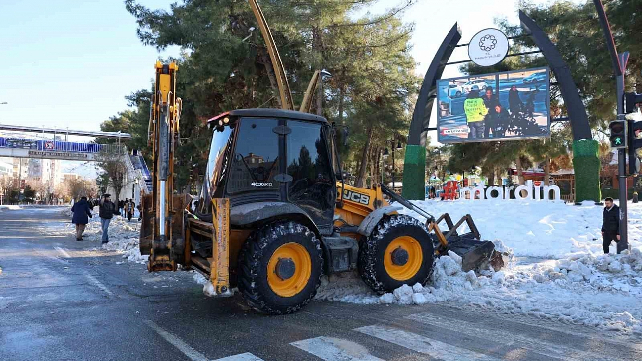 Mardin'de karla mücadele çalışmaları aralıksız sürüyor