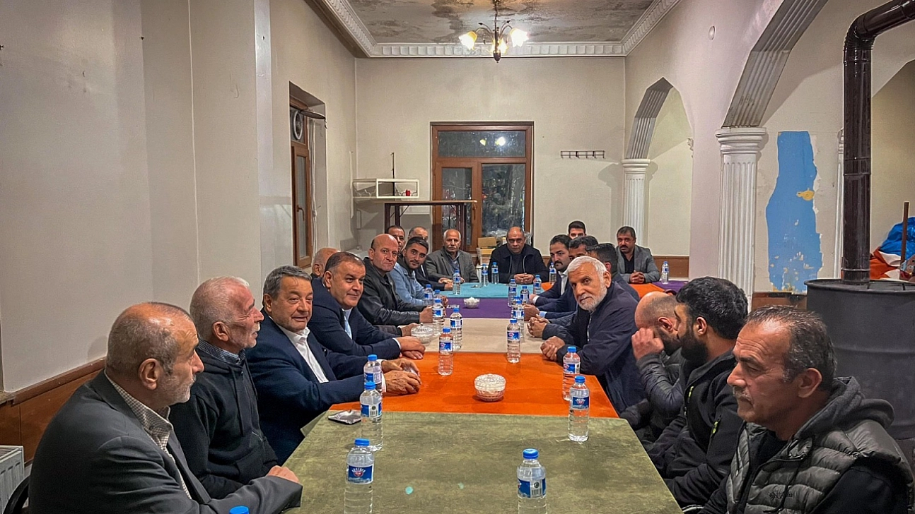 MHP Malatya'da kapı kapı geziyor… 'Her köşeden davet alıyoruz'