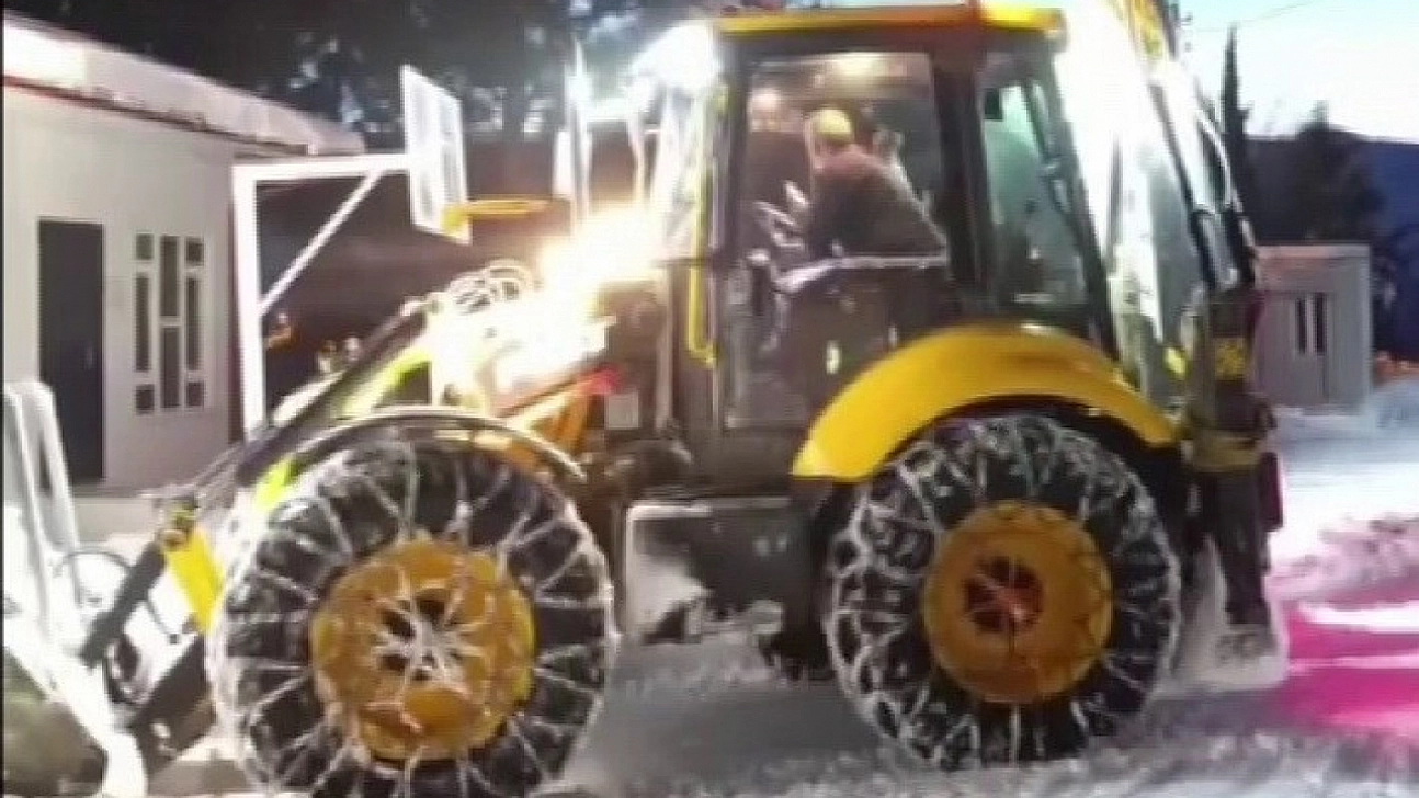 Öğrencileri için kepçe kullandı: