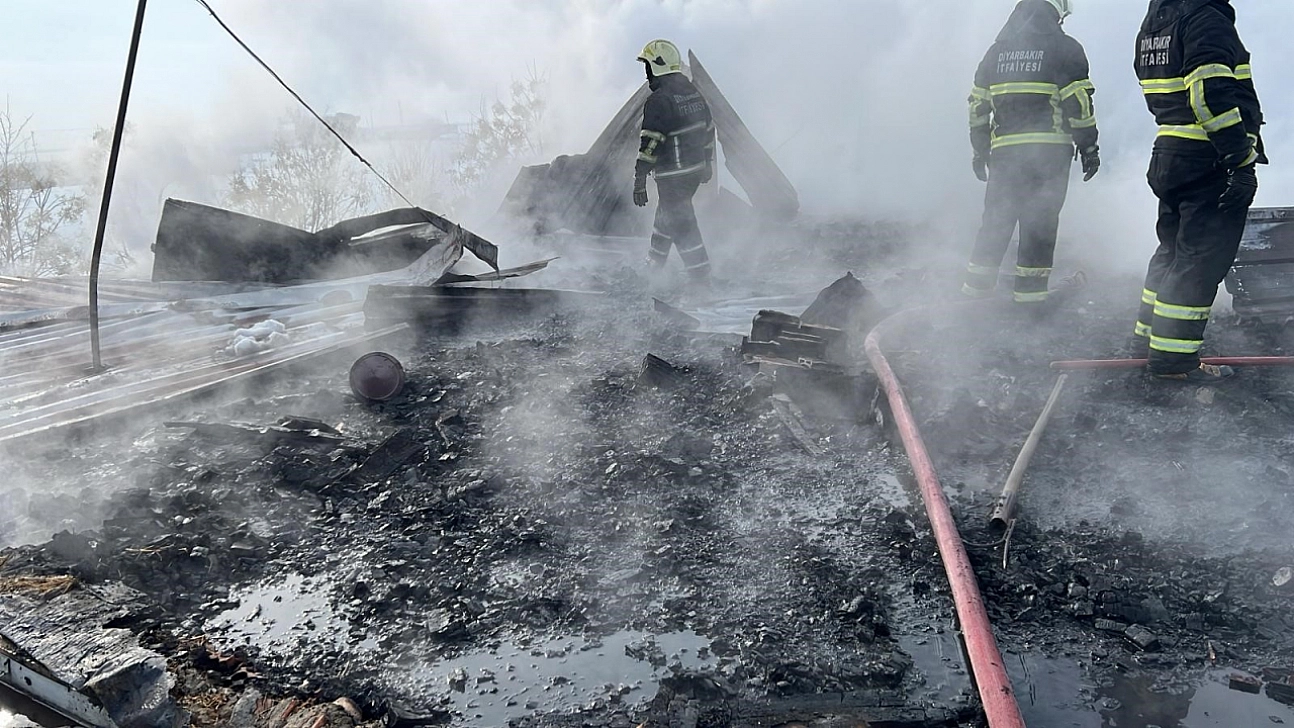 Okulda yakılan soba çatıya sıçradı, öğrenciler tahliye edildi