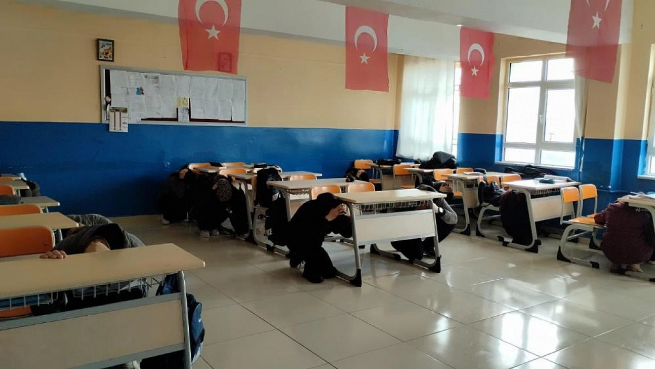 Okullarda deprem tatbikatı gerçekleştirildi