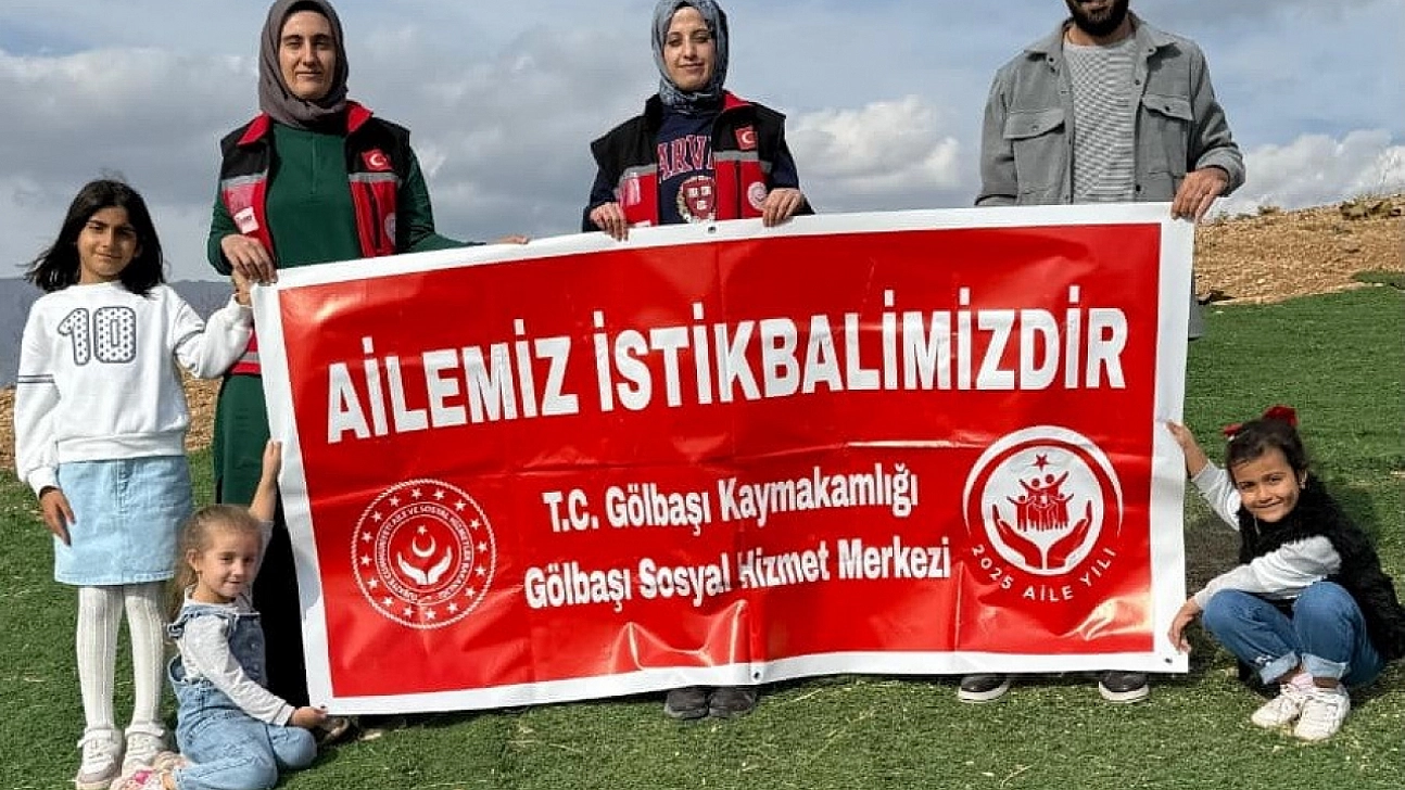 Paraşütle 'Ailemiz istikbalimizdir' mesajı verildi