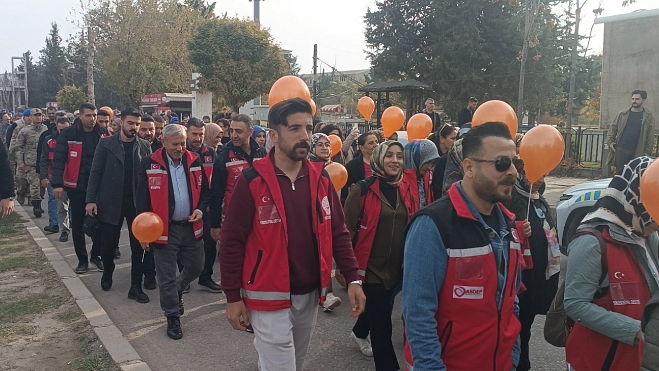 Protokolü kadına şiddet için yürüdü