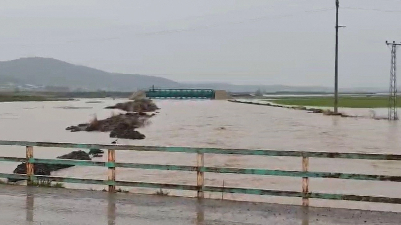 Sağanak sonrası ev ve tarlaları su bastı