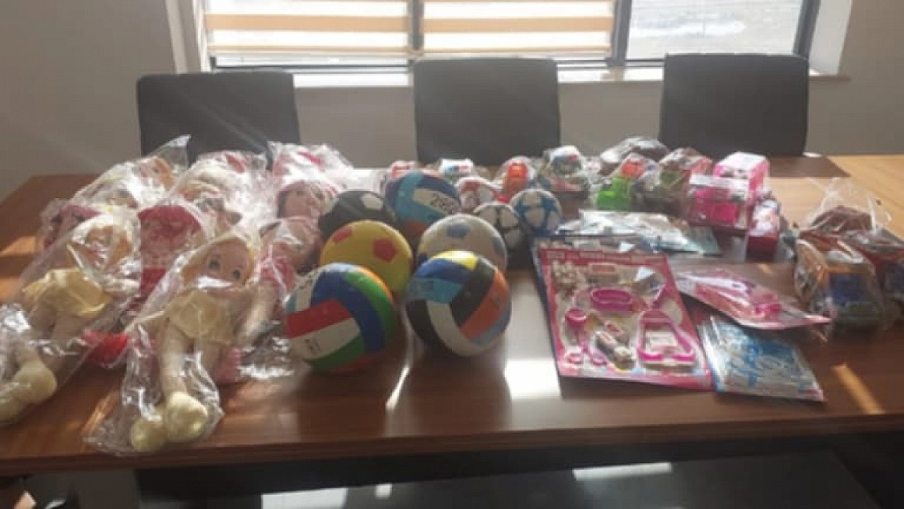 Sağlık çalışanlarından hasta çocuklara sürprizi