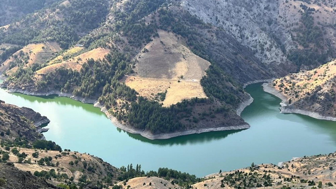 Sarıgüzel Barajı ve çevresindeki dağlar manzarasıyla hayran bırakıyor