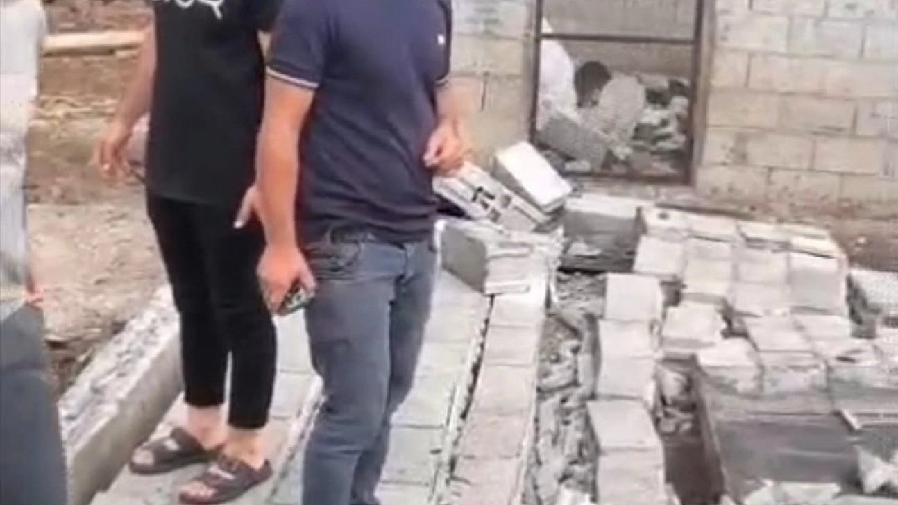 Şiddetli rüzgar duvarı yıktı