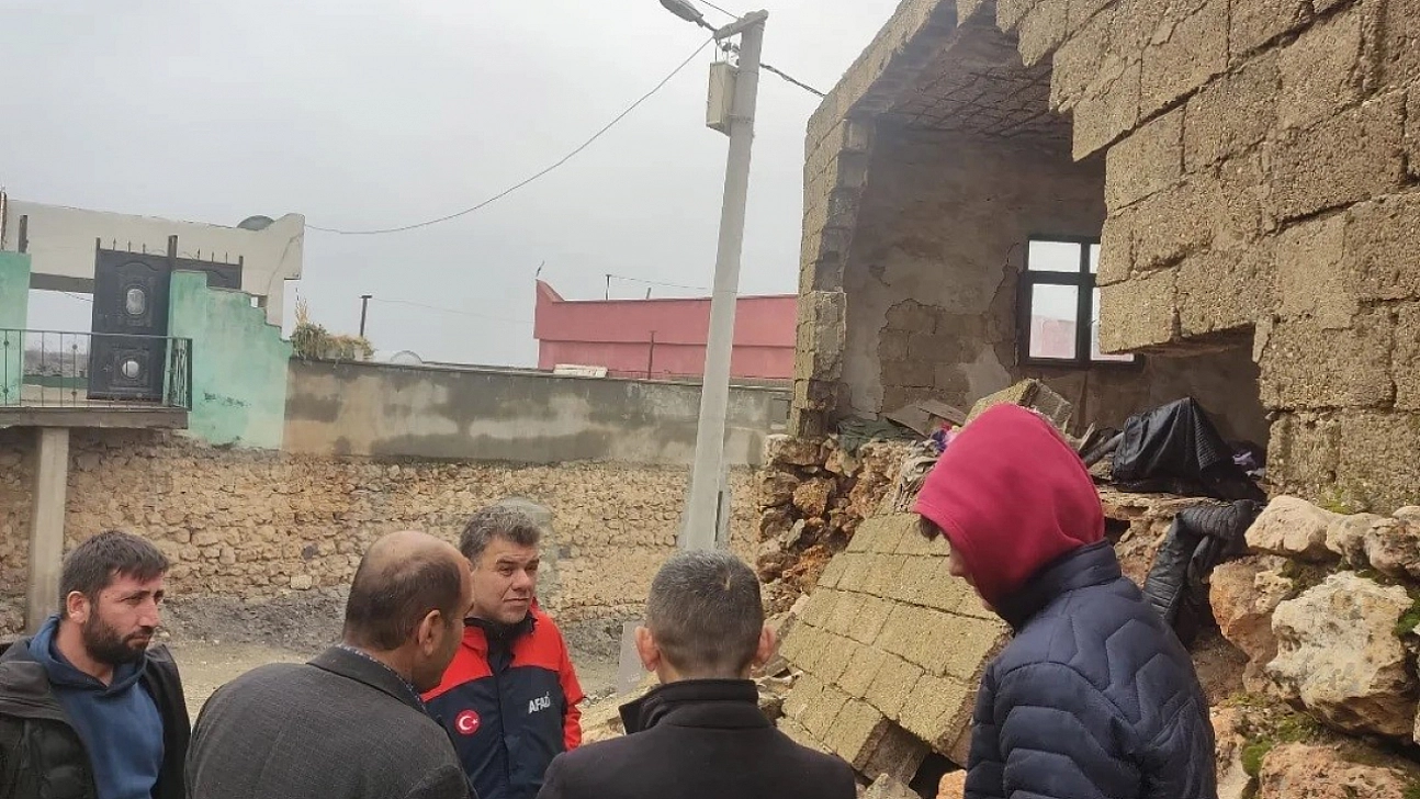 Şiddetli yağış bir evi yıktı