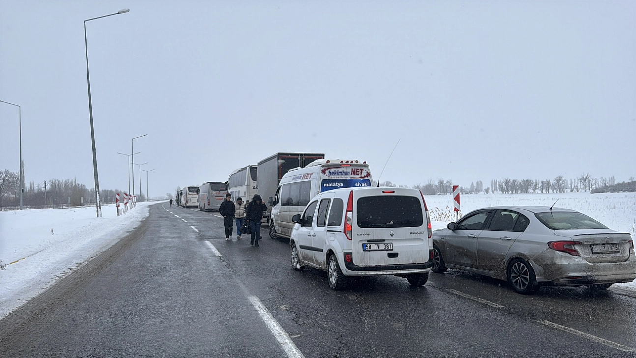 Sivas-Malatya kara yolu ulaşıma kapandı