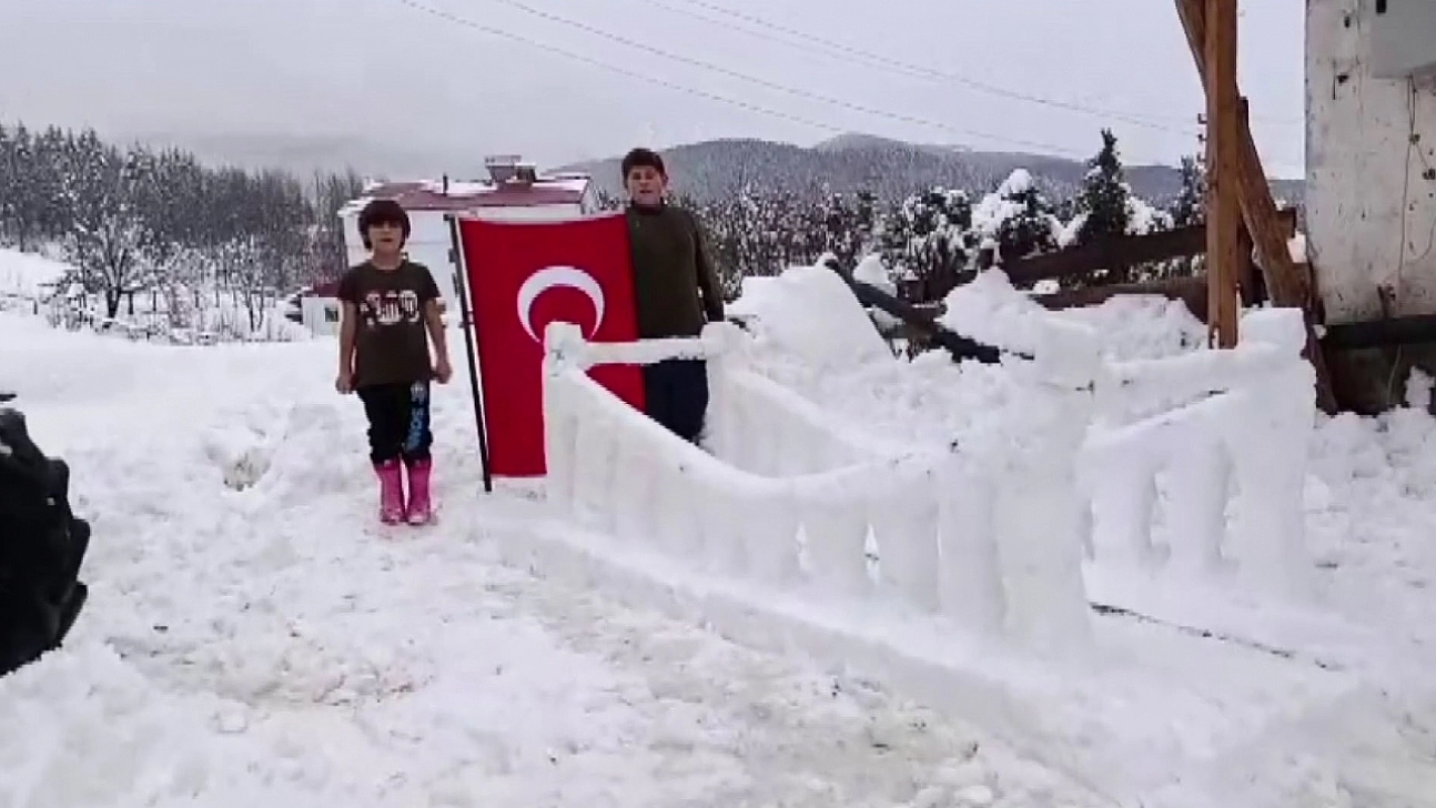Soğuk havada yürek ısıtan görüntü: Şehitler unutulmadı...