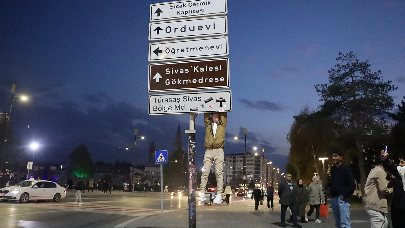 Tabelalara asılma hareketi yayılıyor: 'Maymun gibi tırmanıyorlar'