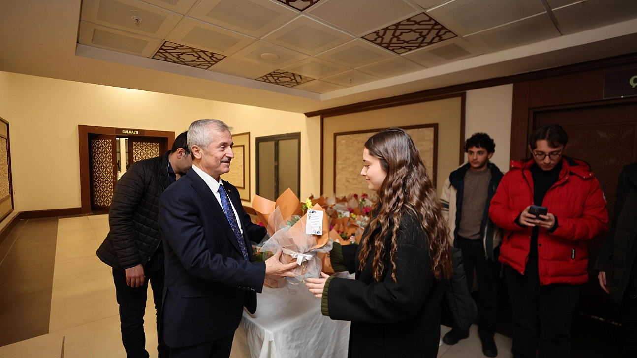Tahmazoğlu, YKS'de ilk bine giren gençlerle buluştu