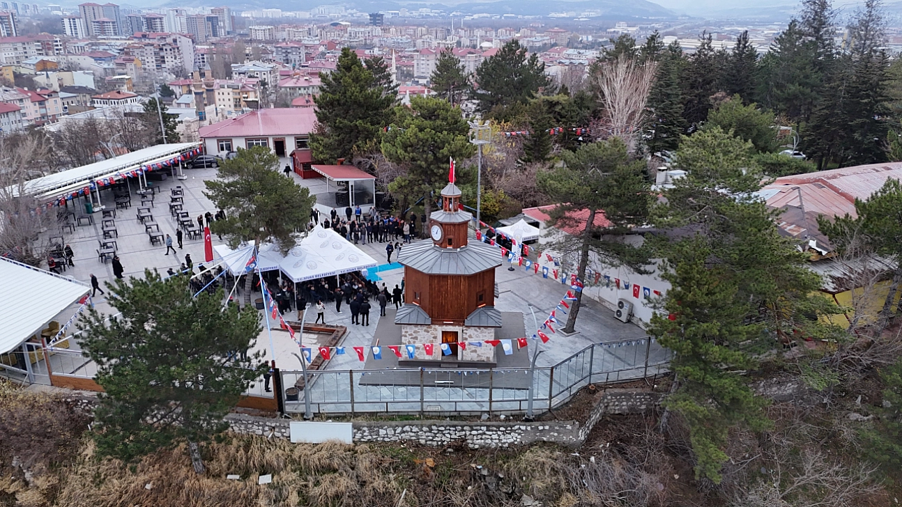 Tarihi saat kulesi yeniden inşa edildi