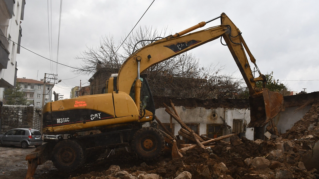 Tehlike oluşturan metruk evler bir bir yıkılıyor