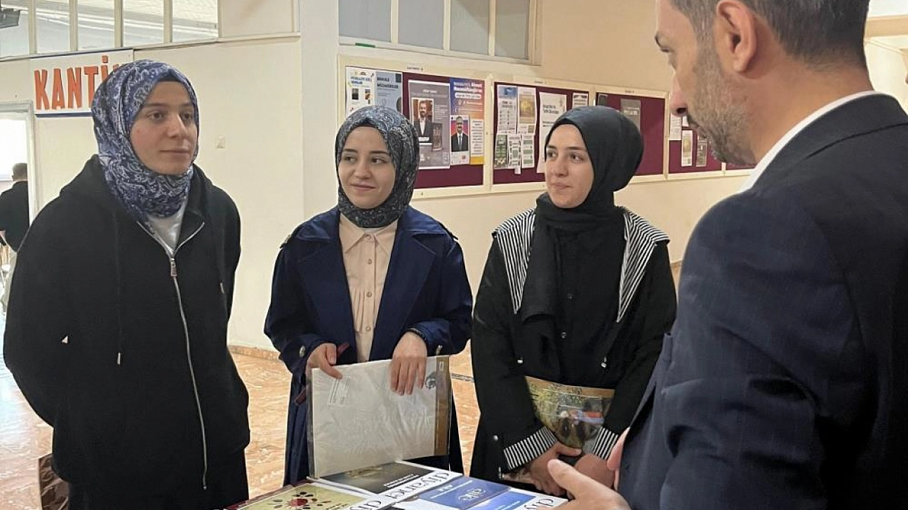 Üniversiteli gençler için manevi gelişim standı açıldı