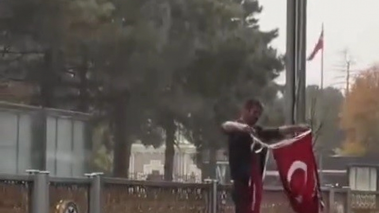 Vatandaşın bayrak hassasiyeti duygulandırdı