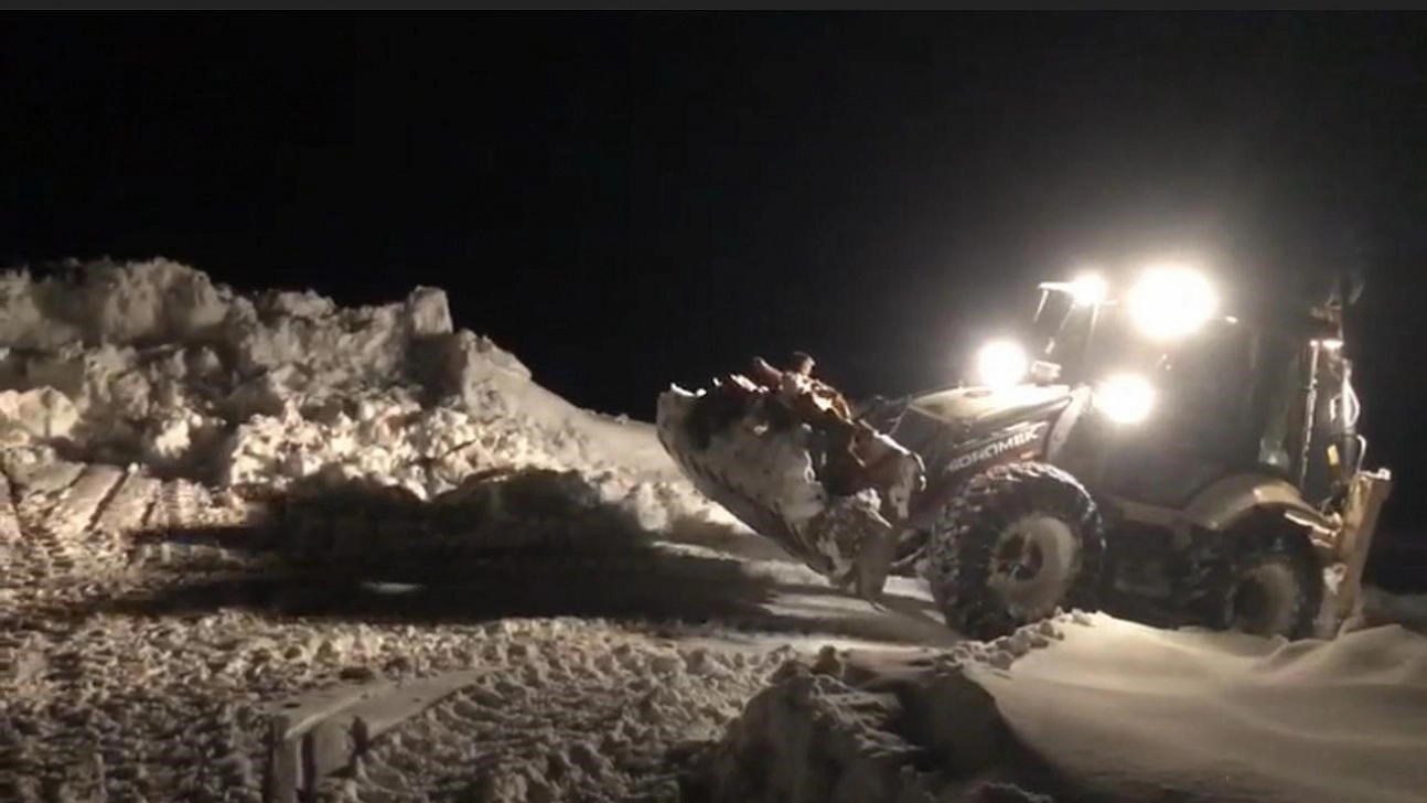 Yakacak yardımı kepçelerle taşındı