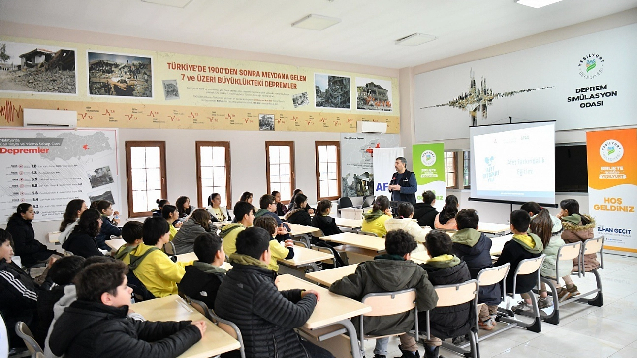 Yeşilyurt'ta deprem eğitimi: Öğrenciler simülasyonla deneyim kazanıyor