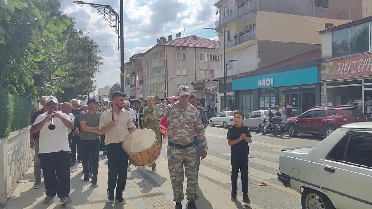 Yıllardır kurduğu askerlik hayali gerçek oldu