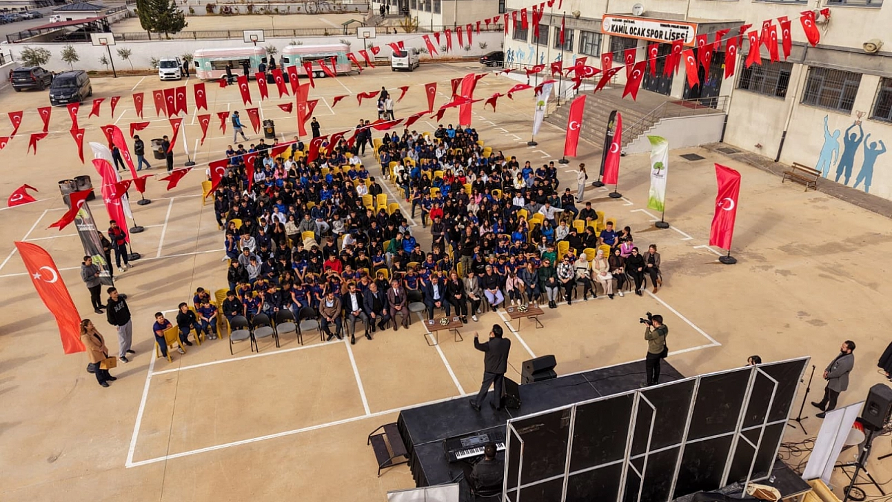 Yılmaz, lise ve üniversite öğrencileri ile buluştu