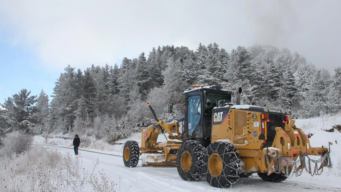 Yoğun kar nedeniyle 35 mahalle yolu kapandı