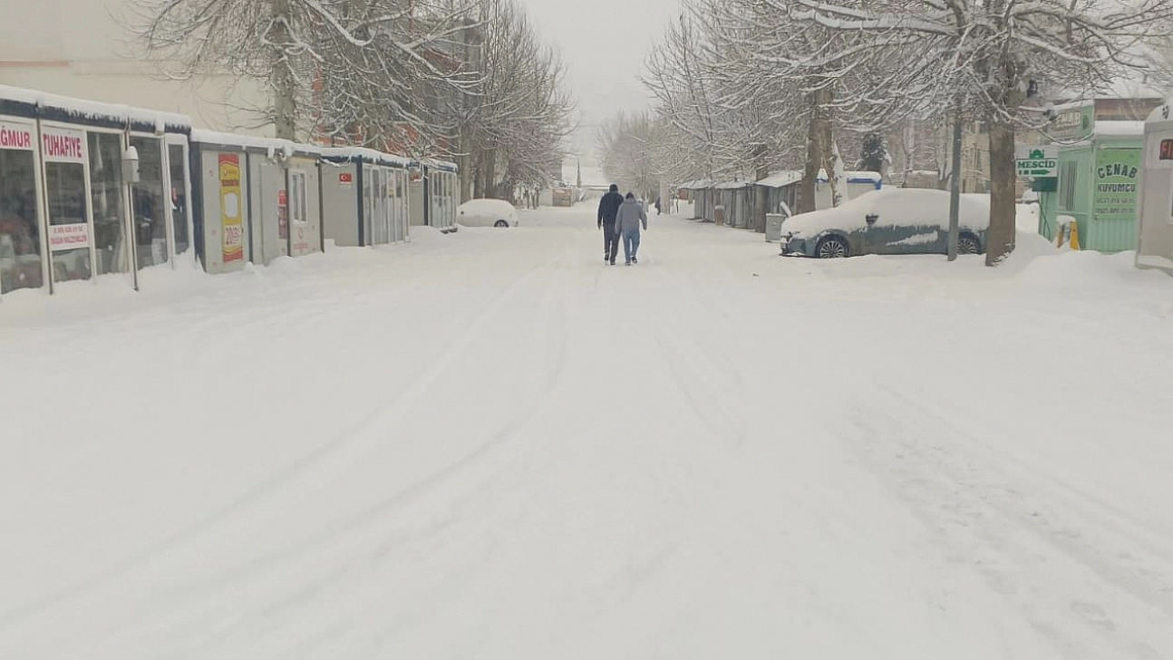Yoğun kar nedeniyle araçlar saatlerce mahsur kaldı
