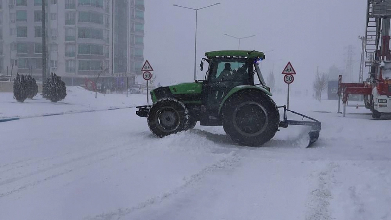 Yoğun kar yağışı hayatı olumsuz etkiledi